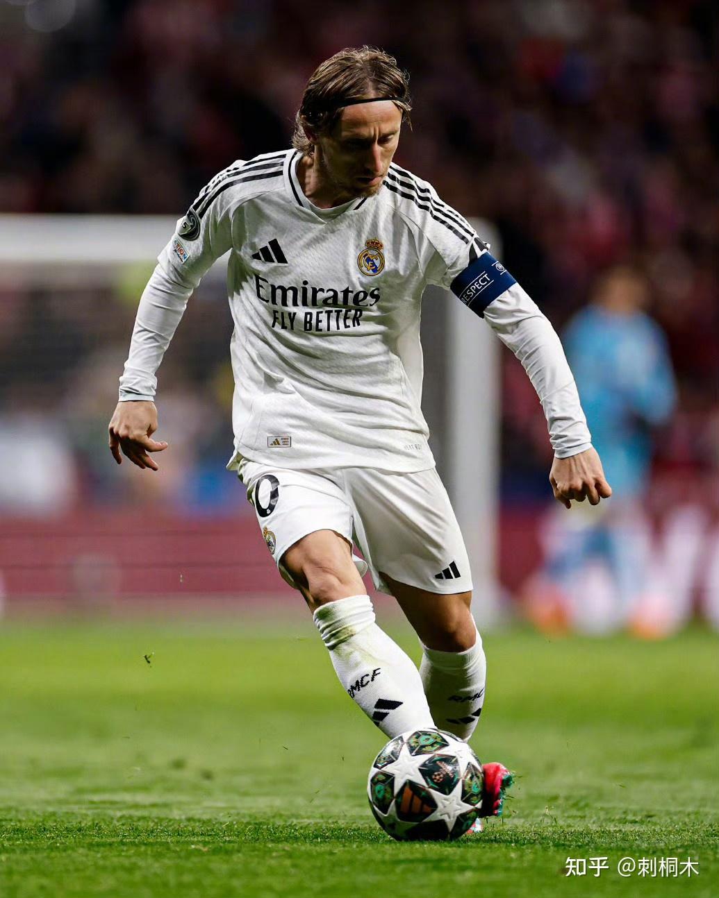 拜仁12轮不败领跑，曼城绝杀鱼腩，巴萨AC米兰登顶