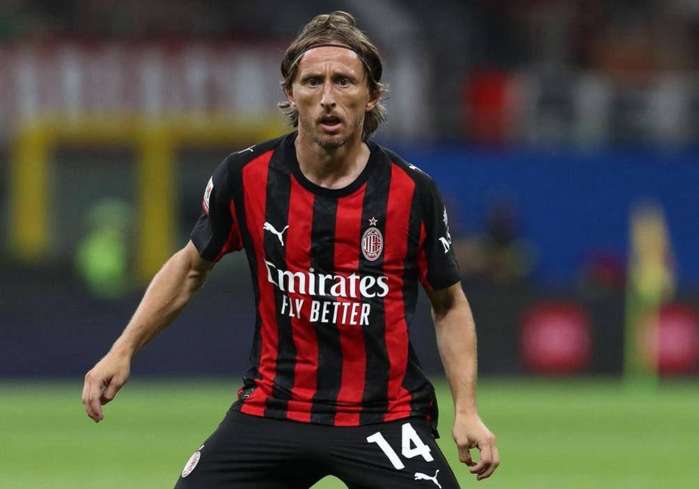 欧联比赛中一球员嘲讽对手鼻子形状，多名队友上前打抱不平