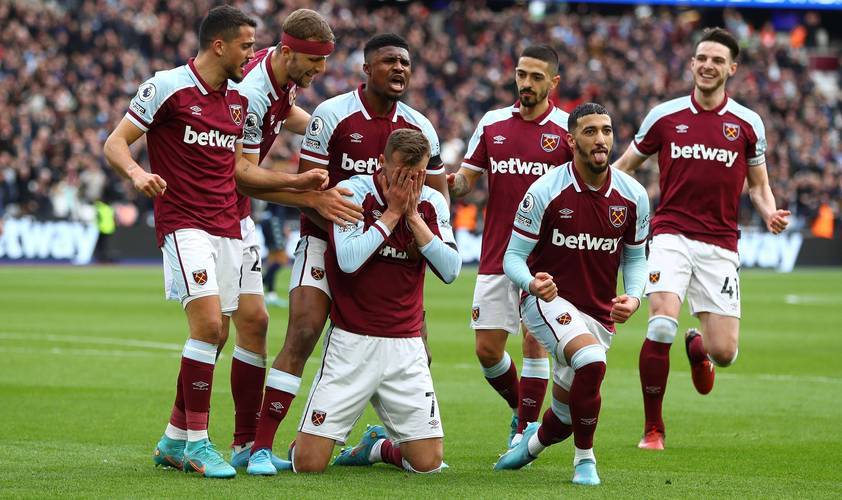 美记：相比选秀权雄鹿更想用字母换成名球星，比如特雷·杨