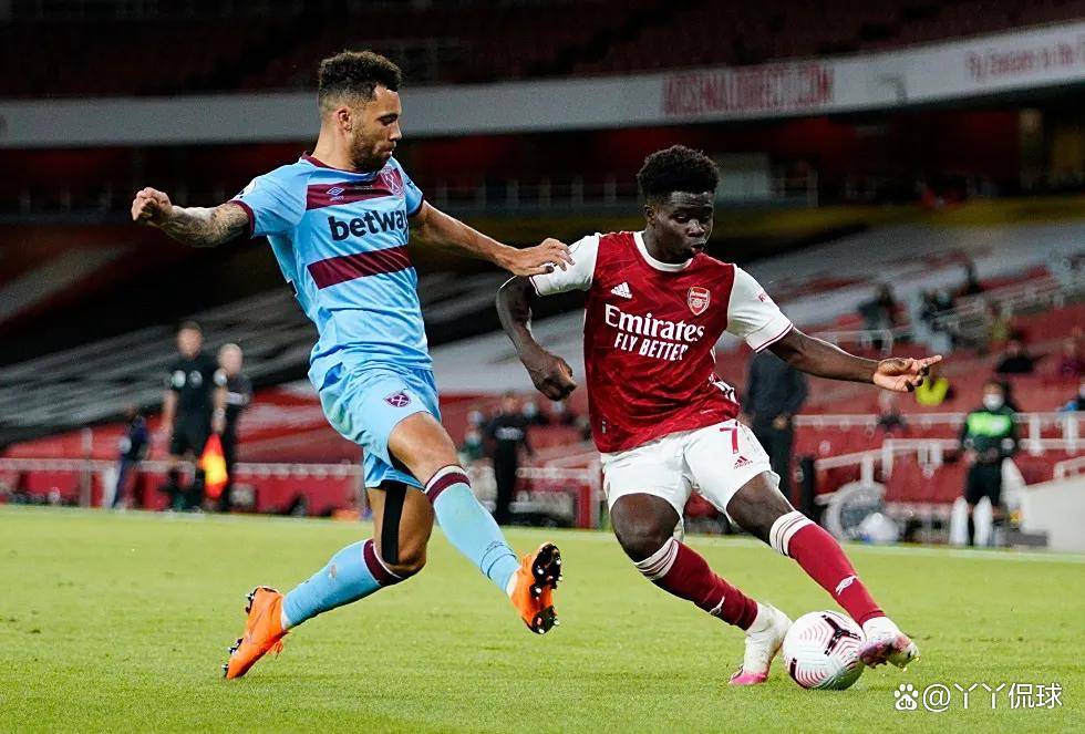 莲湖区机场小学：飞翔少年勇拼搏 绿茵场上展风采